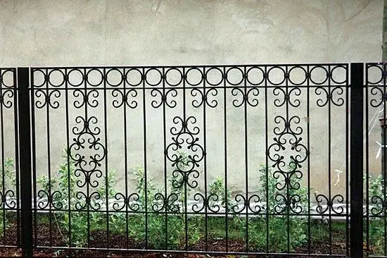 Yatay profilli duvar üstü korkuluk modeli DKR-005